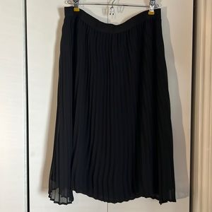 Old Navy pleated black midi skirt, size large
